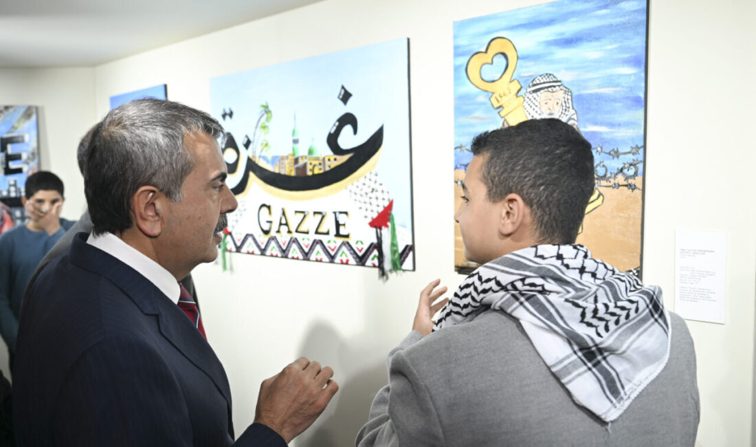 Milli Eğitim Bakanı Yusuf Tekin, Türkiye'ye gelen Filistinli öğrencilerin yaptığı