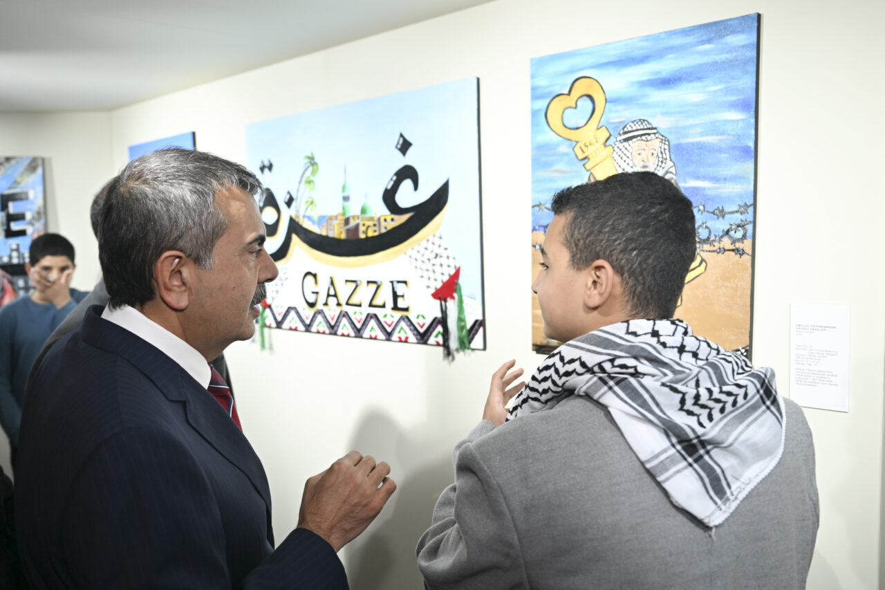 Milli Eğitim Bakanı Yusuf Tekin, Türkiye'ye gelen Filistinli öğrencilerin yaptığı