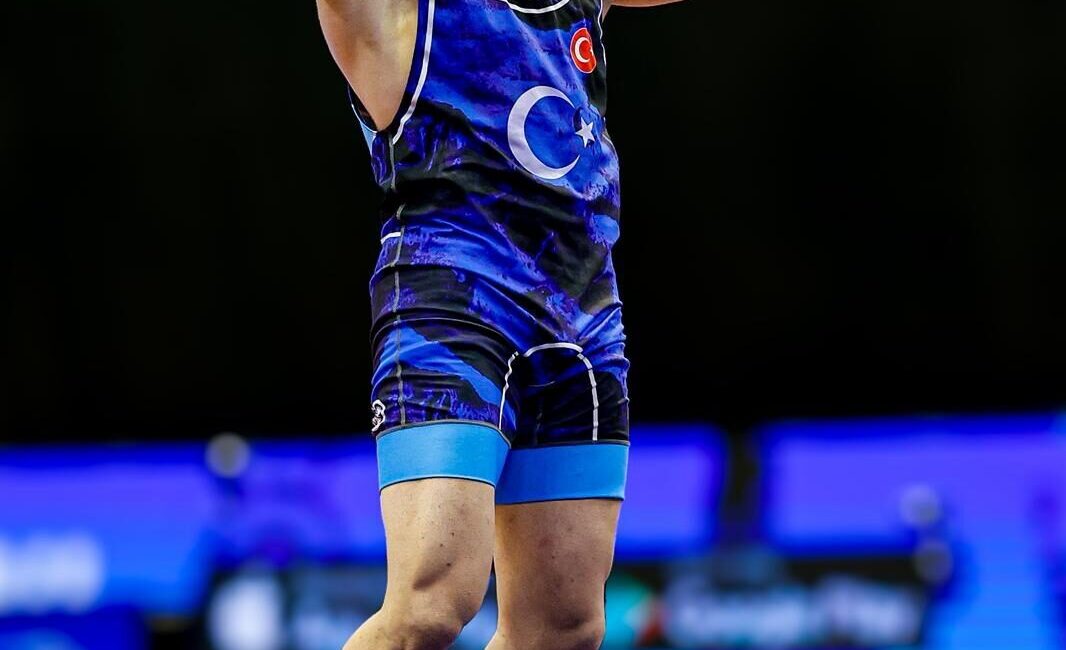  Milli güreşçi Muhammed Halit Özmuş, Sırbistan'da düzenlenen Dünya 23 Yaş