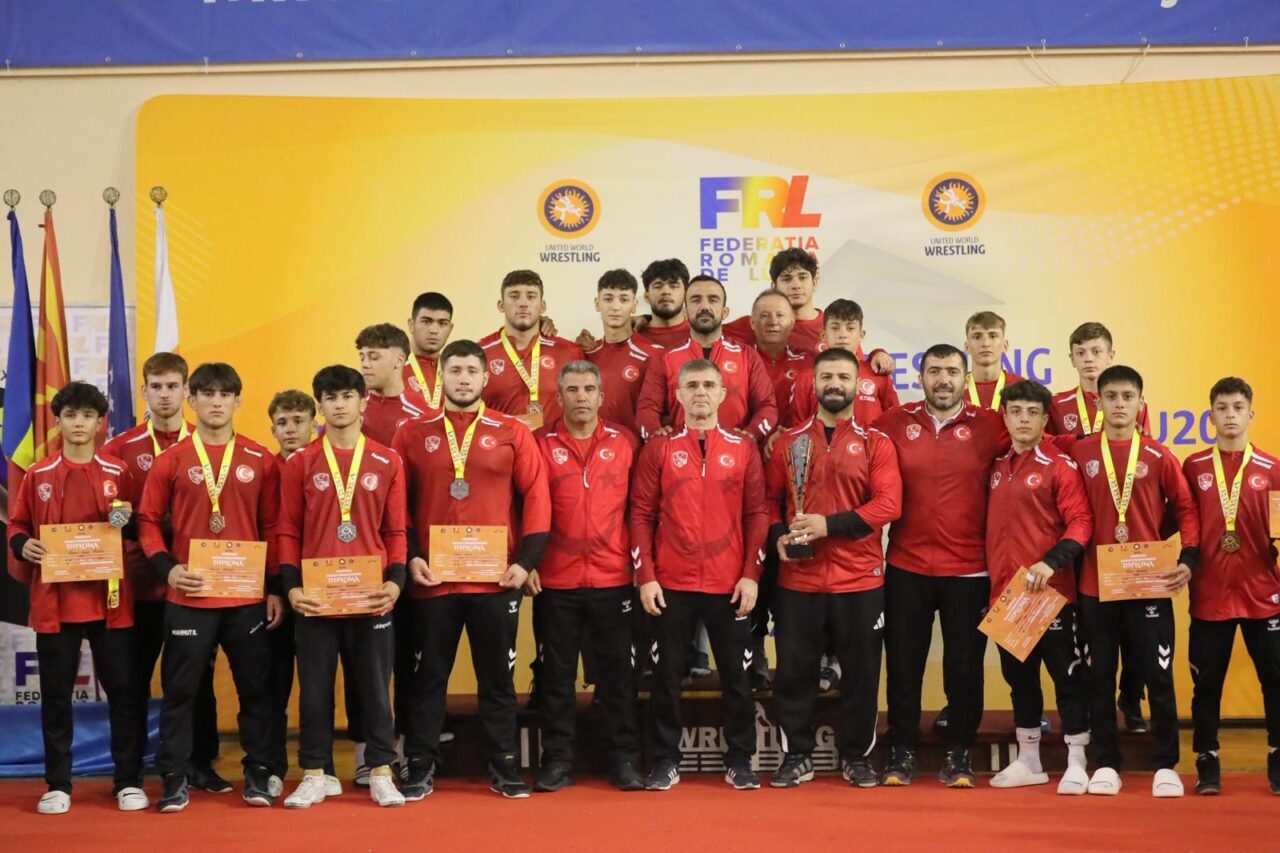 Romanya'da düzenlenen 17 Yaş Altı Balkan Güreş Şampiyonası'nda 39 madalya