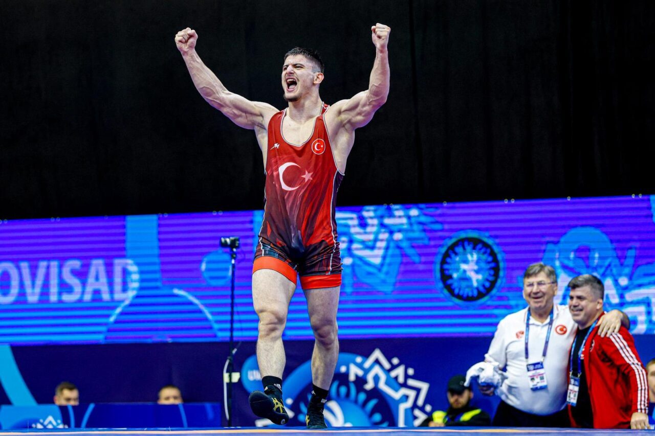 Sırbistan'da düzenlenen Dünya 23 Yaş Altı Güreş Şampiyonası'nda milli sporculardan