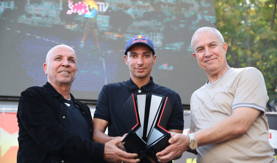 Dünya Superbike Şampiyonası'nda (WSBK) 3. kez şampiyonluğa ulaşan milli motosikletçi