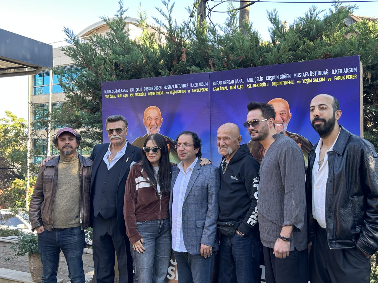 Başrollerini Burak Serdar Şanal, Anıl Çelik, Aslı Bekiroğlu ve Coşkun