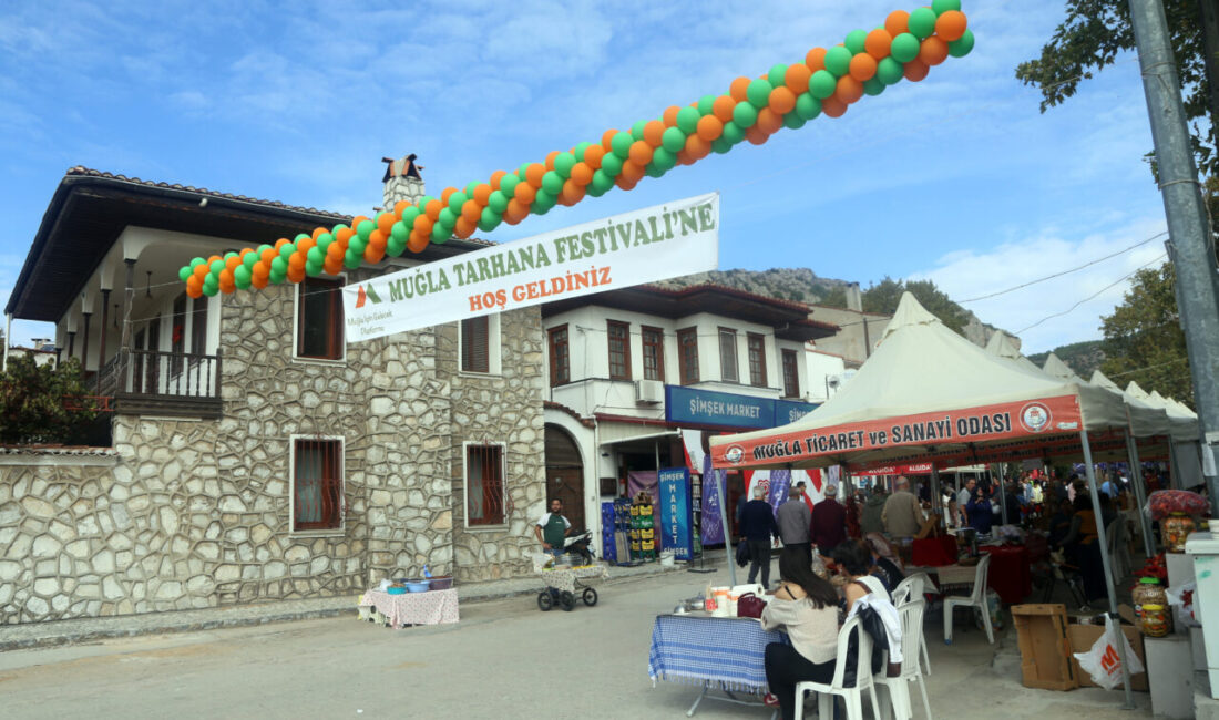 Muğla'nın Menteşe ilçesinde bu yıl sekizincisi gerçekleştirilen Tarhana Festivali'nde katılımcılara