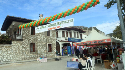 Muğla'nın Menteşe ilçesinde bu yıl sekizincisi gerçekleştirilen Tarhana Festivali'nde katılımcılara