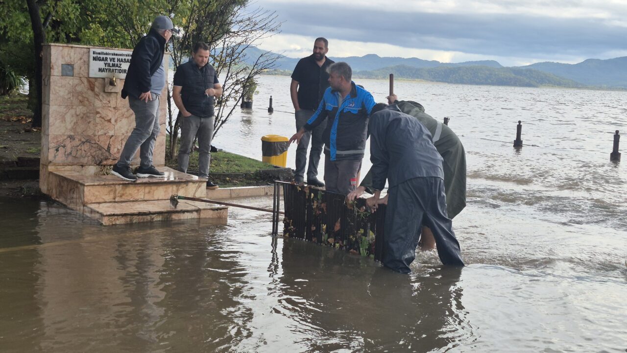  Muğla'nın Fethiye ve Köyceğiz ilçelerinde etkili olan sağanak nedeniyle bazı