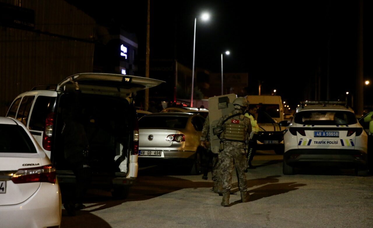 Muğla'nın Fethiye ilçesinde uyuşturucu operasyonunda polise ateş açan 2 şüpheli