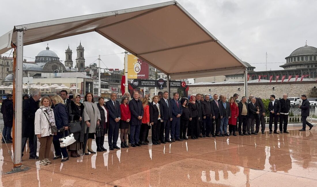 İstanbul'da 19 Ekim Muhtarlar Günü dolayısıyla Taksim Cumhuriyet Anıtı'nda tören düzenlendi.