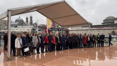 İstanbul'da 19 Ekim Muhtarlar Günü dolayısıyla Taksim Cumhuriyet Anıtı'nda tören düzenlendi.