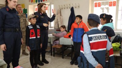 Muş'ta jandarma ekipleri, köy okulundaki öğrencilere kışlık kıyafet yardımında bulundu.
