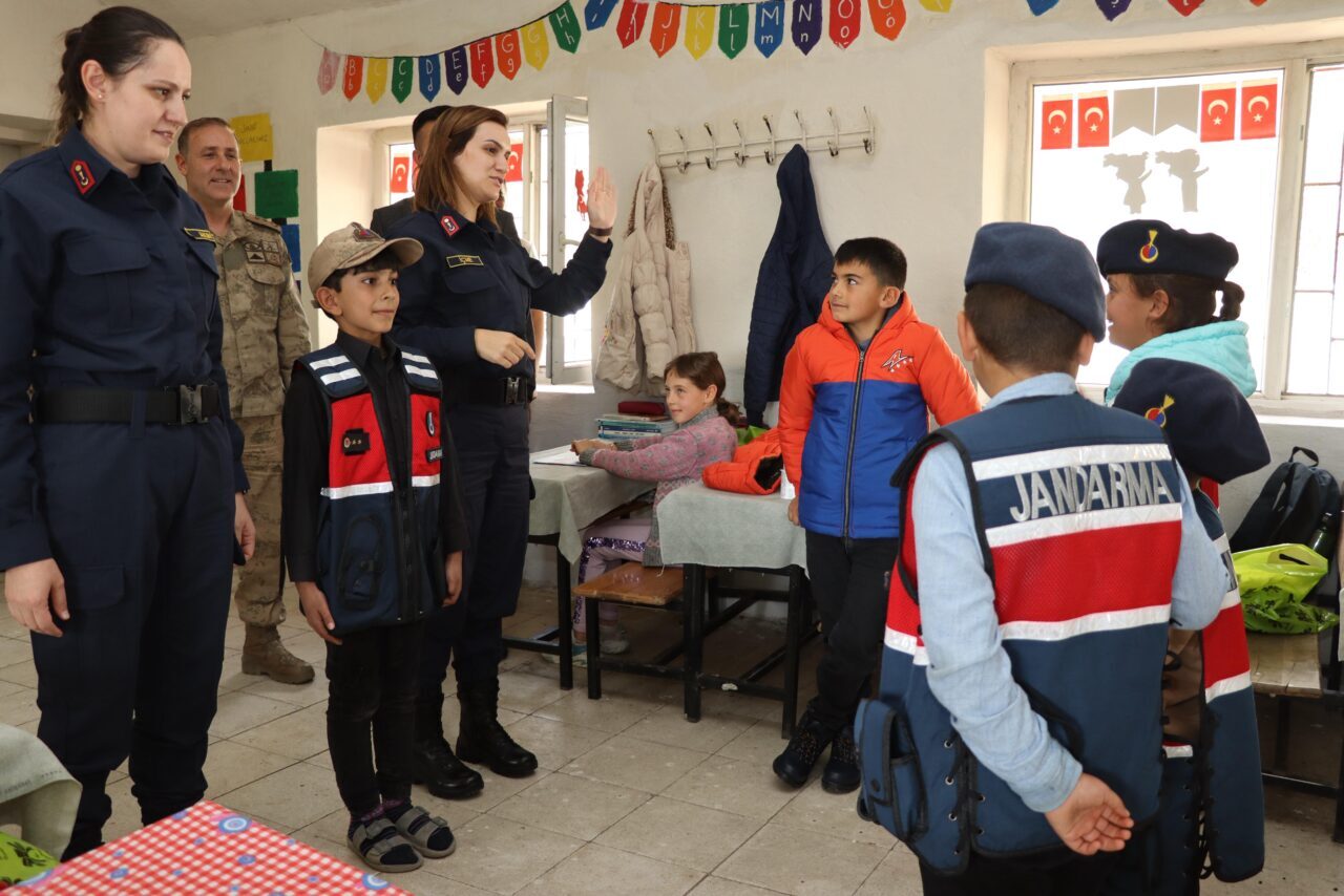 Muş'ta jandarma ekipleri, köy okulundaki öğrencilere kışlık kıyafet yardımında bulundu.