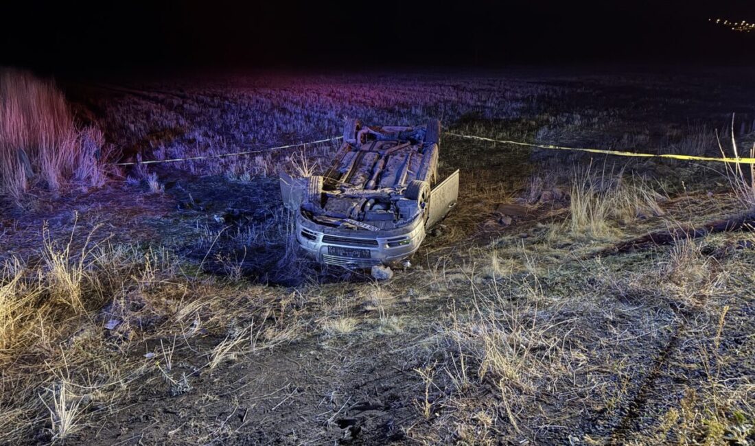 Nevşehir'de devrilen otomobildeki 2 kişi hayatını kaybetti, sürücü ağır yaralandı.