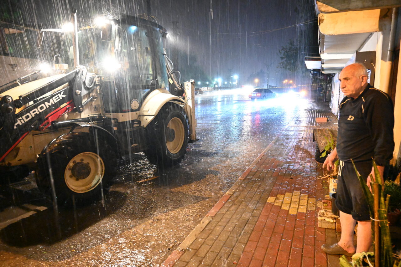 Osmaniye'nin Kadirli ilçesinde sağanak yaşamı olumsuz etkiledi.