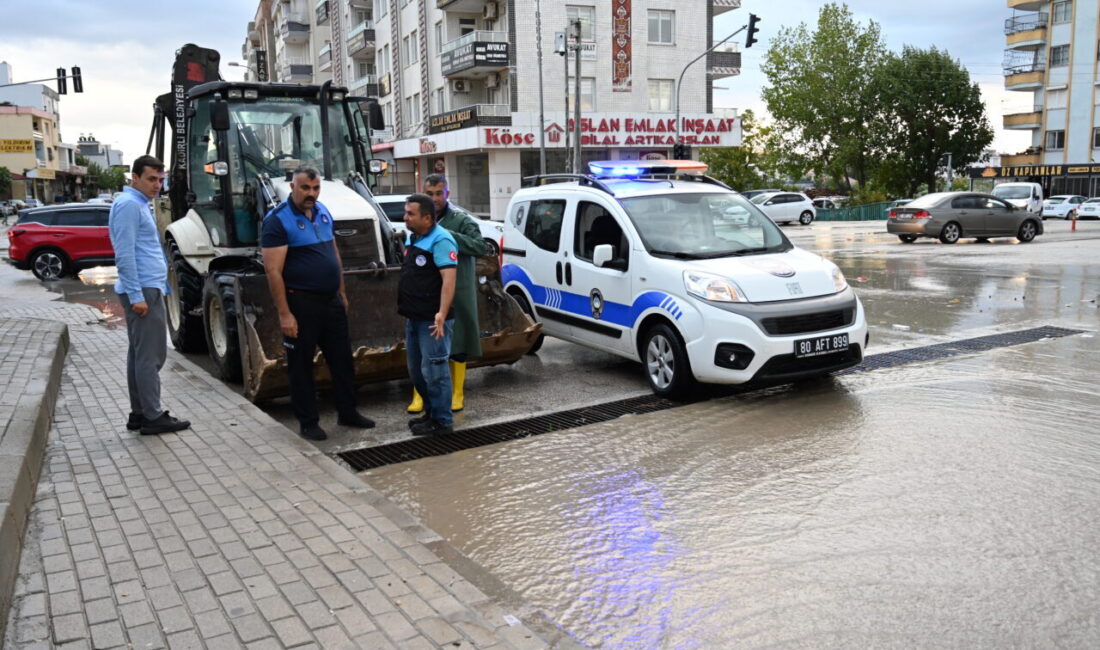  Osmaniye'nin Kadirli ilçesinde etkili olan sağanak hayatı olumsuz etkiledi.