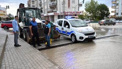  Osmaniye'nin Kadirli ilçesinde etkili olan sağanak hayatı olumsuz etkiledi.