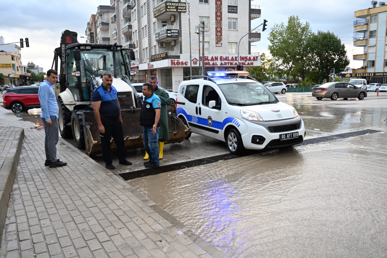  Osmaniye'nin Kadirli ilçesinde etkili olan sağanak hayatı olumsuz etkiledi.