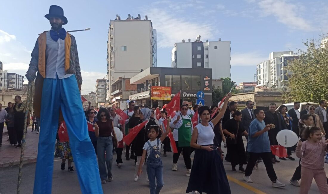 Osmaniye Belediyesince bu yıl ikincisi düzenlenen "Yer Fıstığı Festivali" kortej