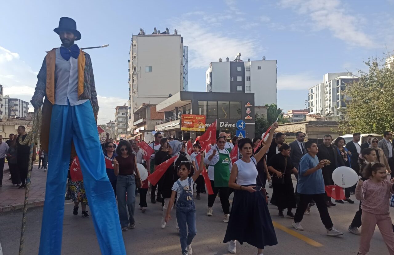 Osmaniye Belediyesince bu yıl ikincisi düzenlenen "Yer Fıstığı Festivali" kortej