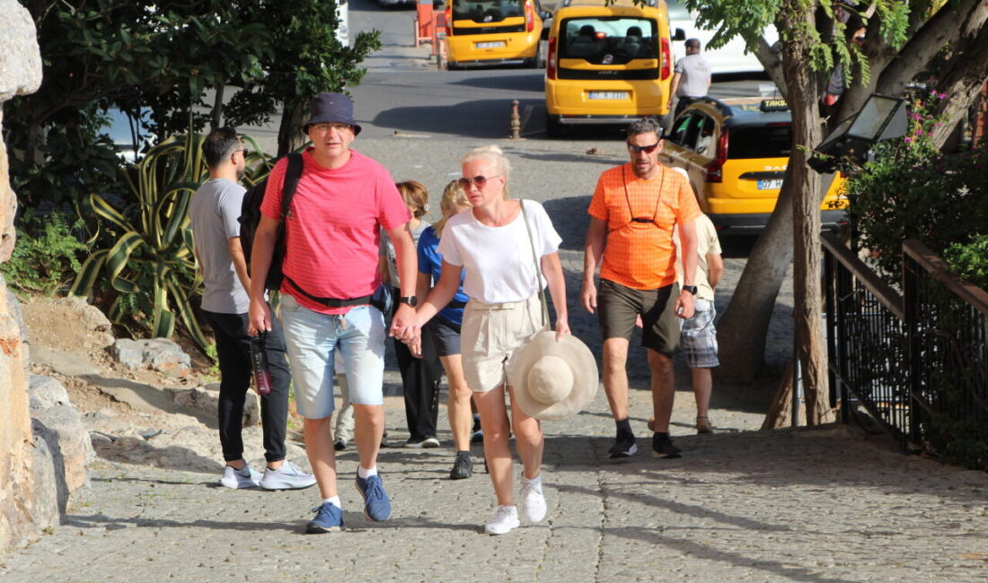 Palau bayraklı "Astoria Grande" adlı kruvaziyer, Antalya'nın Alanya ilçesine geldi.