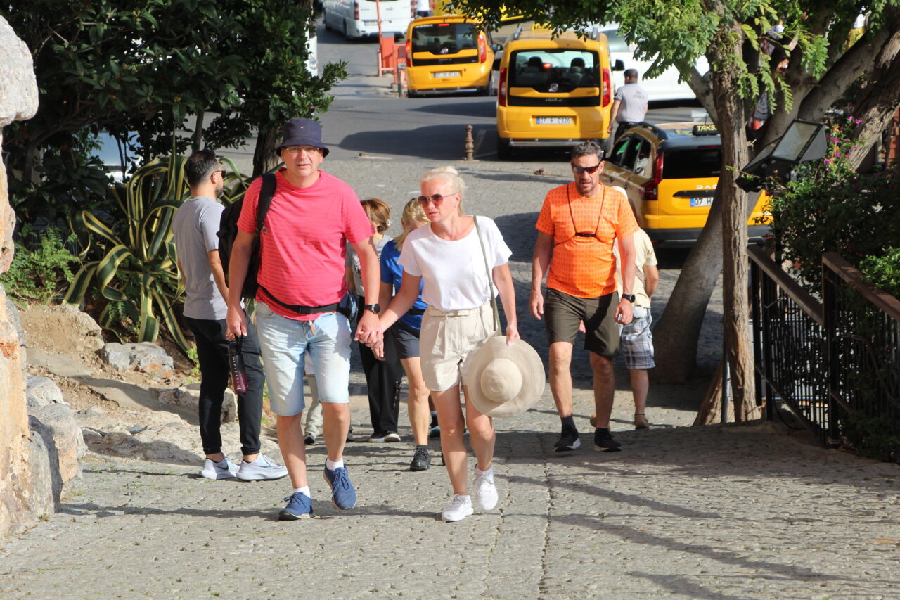Palau bayraklı "Astoria Grande" adlı kruvaziyer, Antalya'nın Alanya ilçesine geldi.