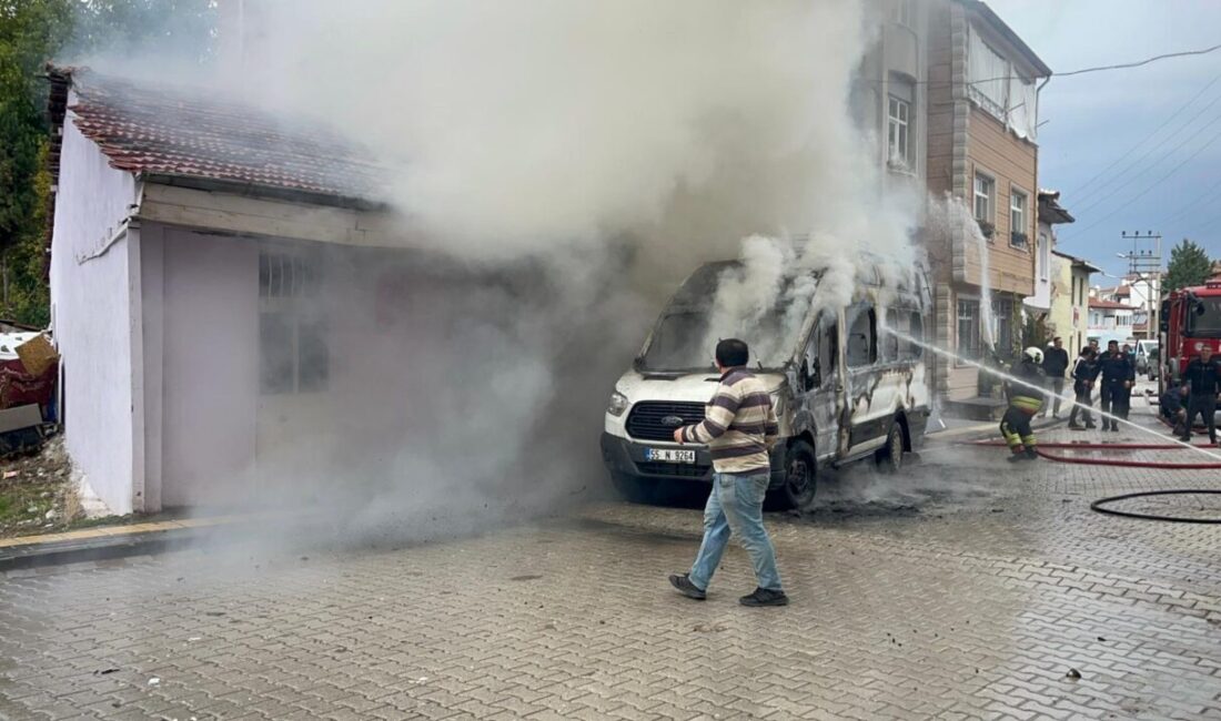  Samsun'un Vezirköprü ilçesinde çıkan yangında park halindeki bir minibüs ile