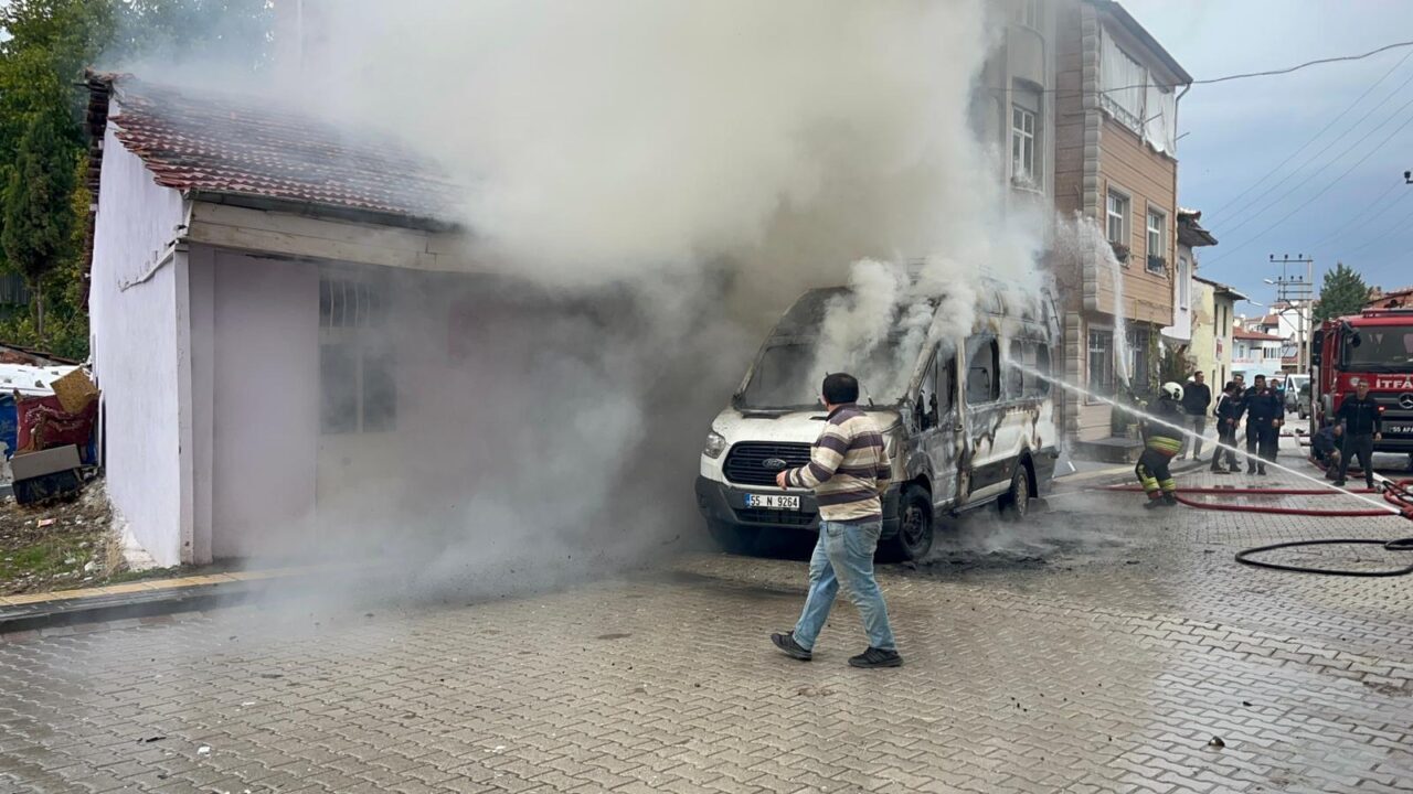  Samsun'un Vezirköprü ilçesinde çıkan yangında park halindeki bir minibüs ile