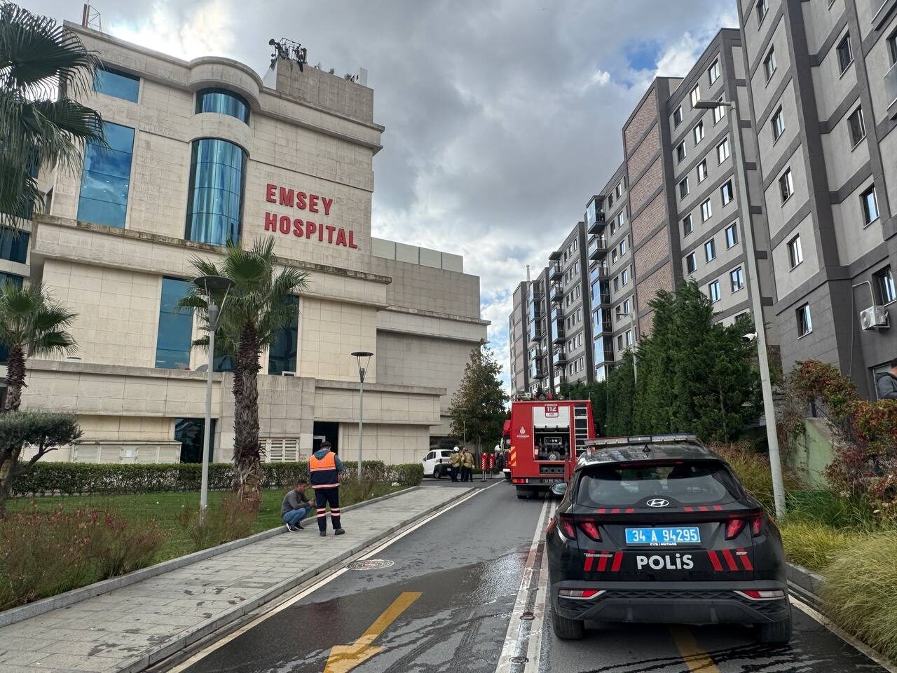 İstanbul Pendik'te özel bir hastanenin çatısında çıkan yangına, itfaiye ekipleri