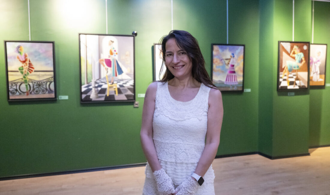 Ressam Nazende Yücel'in "Renkler ve Kadınlar" sergisi başkentte ziyarete açıldı.