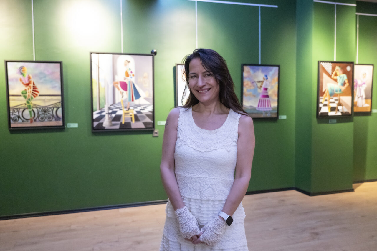 Ressam Nazende Yücel'in "Renkler ve Kadınlar" sergisi başkentte ziyarete açıldı.