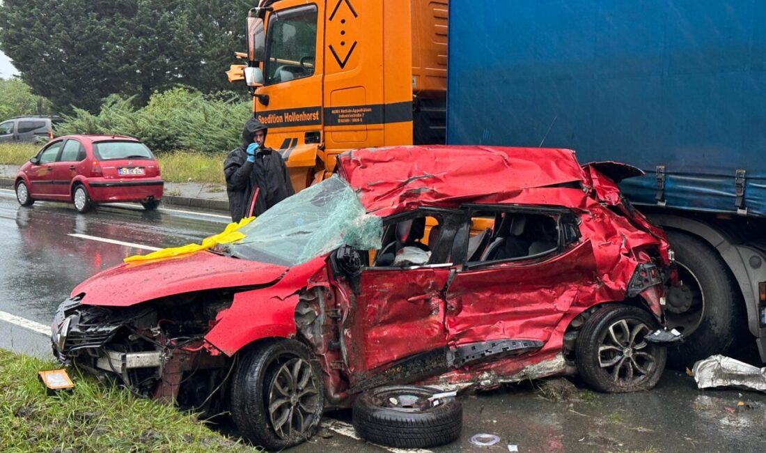 Rize'nin Çayeli ilçesinde otomobil ile tırın çarpışması sonucu 3 kişi