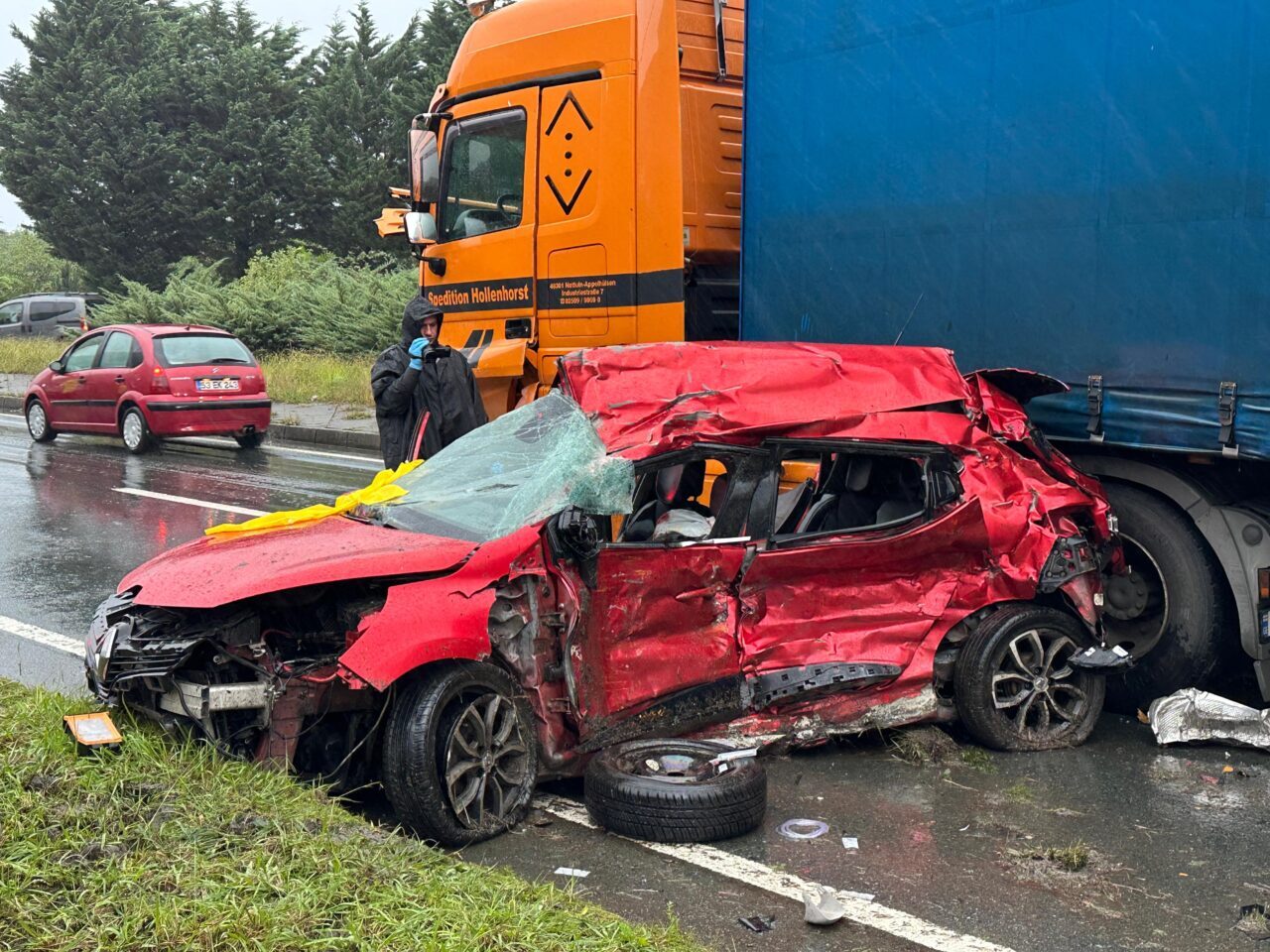 Rize'nin Çayeli ilçesinde otomobil ile tırın çarpışması sonucu 3 kişi