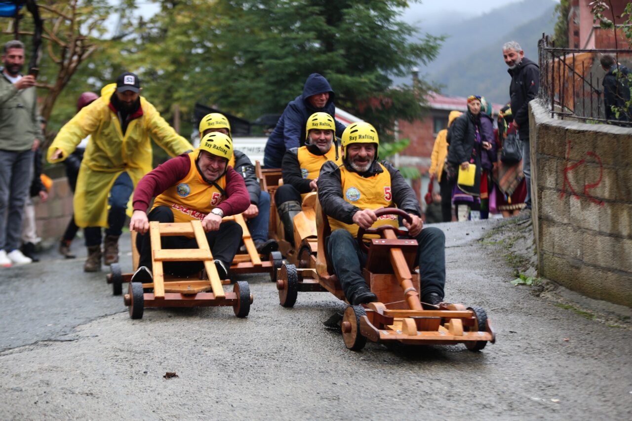 Rize'nin Çamlıhemşin ilçesine bağlı Dikkaya köyünde "Laz Ralli Tahta Araba