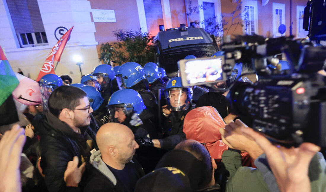 İtalya'nın başkenti Roma'da, Filistin'e destek amacıyla toplanan göstericilerin yürüyüş yapmak