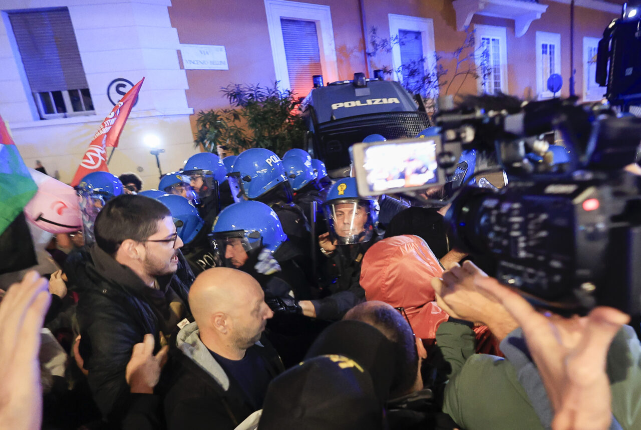 İtalya'nın başkenti Roma'da, Filistin'e destek amacıyla toplanan göstericilerin yürüyüş yapmak