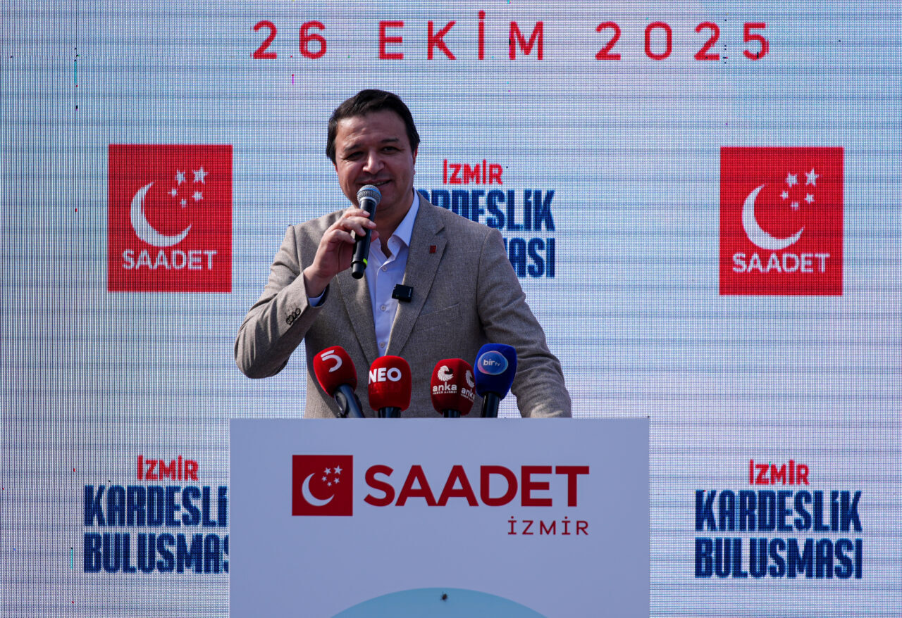 Saadet Partisi Genel Başkanı Mahmut Arıkan, İzmir'de partililerle bir araya