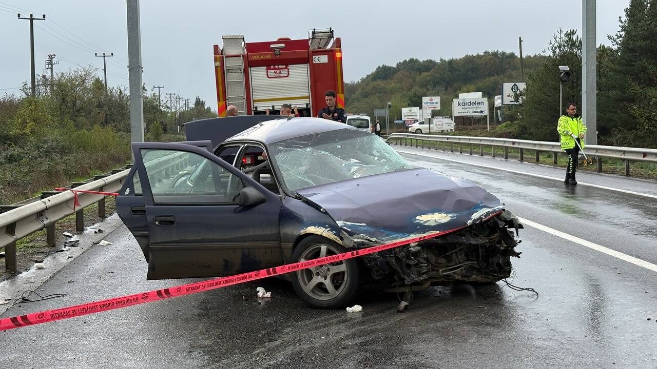 Sakarya'nın Hendek ilçesinde otobüsle çarpışan otomobildeki 1 kişi hayatını kaybetti,