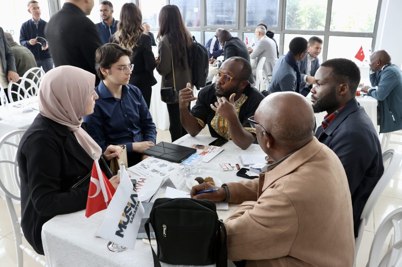 Sakaryalı iş insanları, Afrika'dan gelen heyetle ikili iş görüşmeleri gerçekleştirdi.