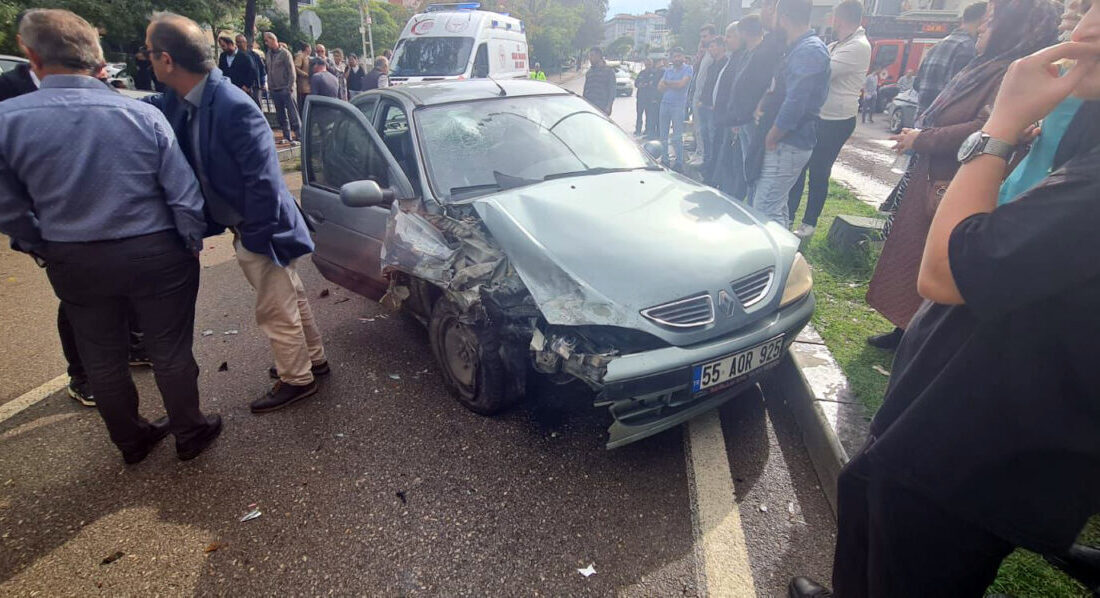 Samsun'un Atakum ilçesinde iki otomobilin çarpışması sonucu 1'i yaya 3