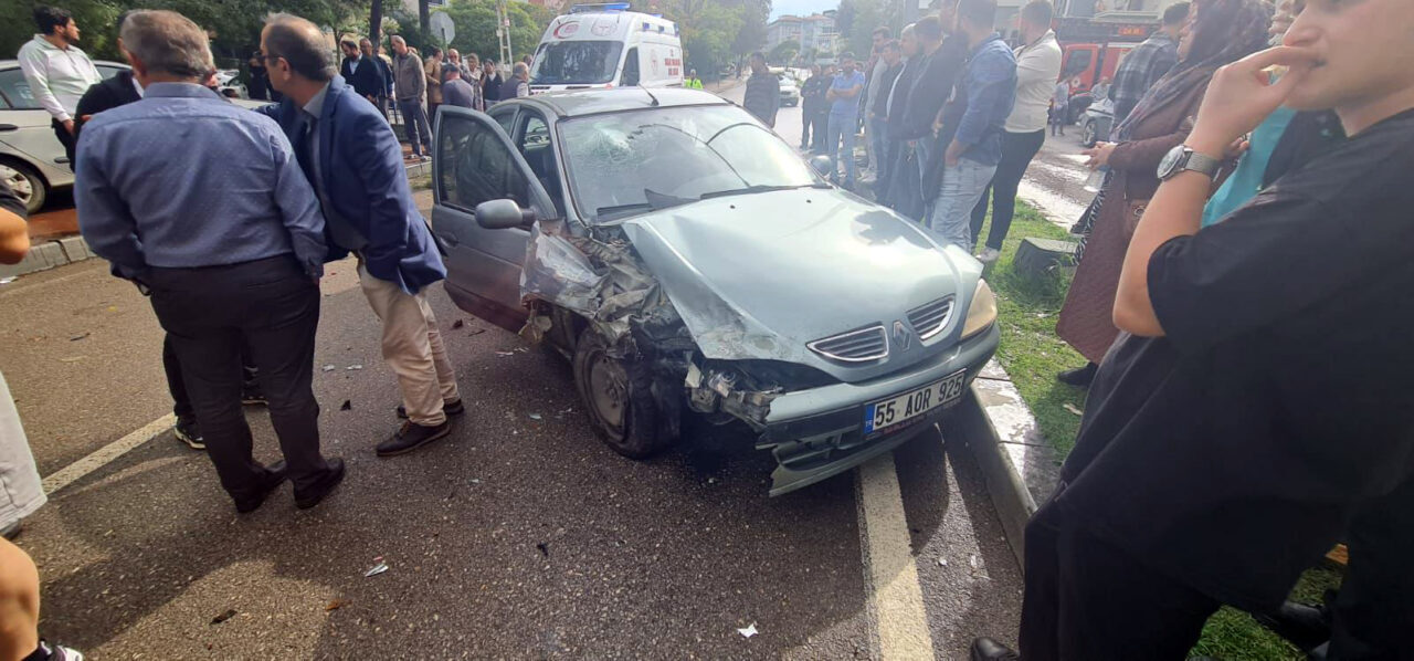 Samsun'un Atakum ilçesinde iki otomobilin çarpışması sonucu 1'i yaya 3