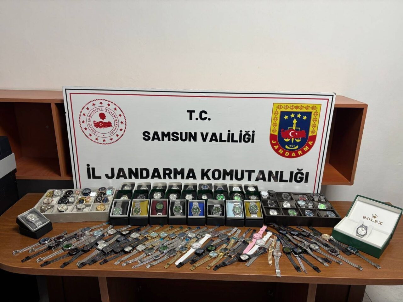  Samsun'un Atakum ilçesinde düzenlenen operasyonda gümrük kaçağı 214 kol saati