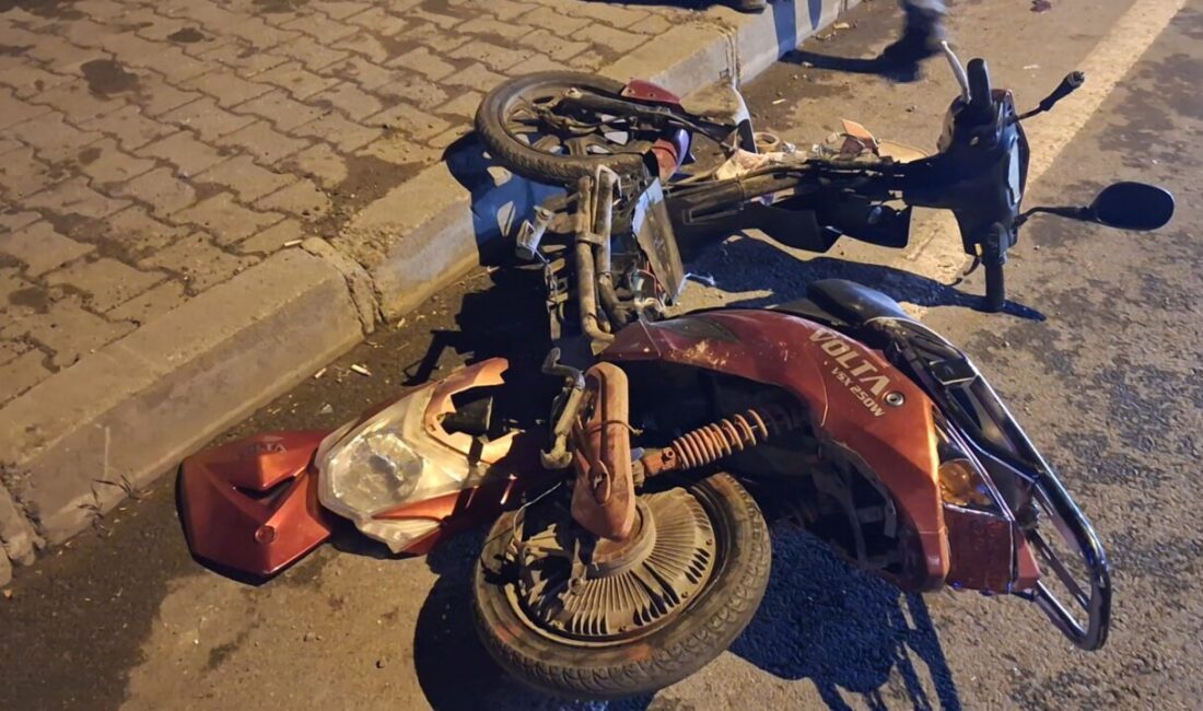 Samsun'un Bafra ilçesinde otomobilin çarptığı elektrikli bisikletteki 2 çocuk yaralandı.