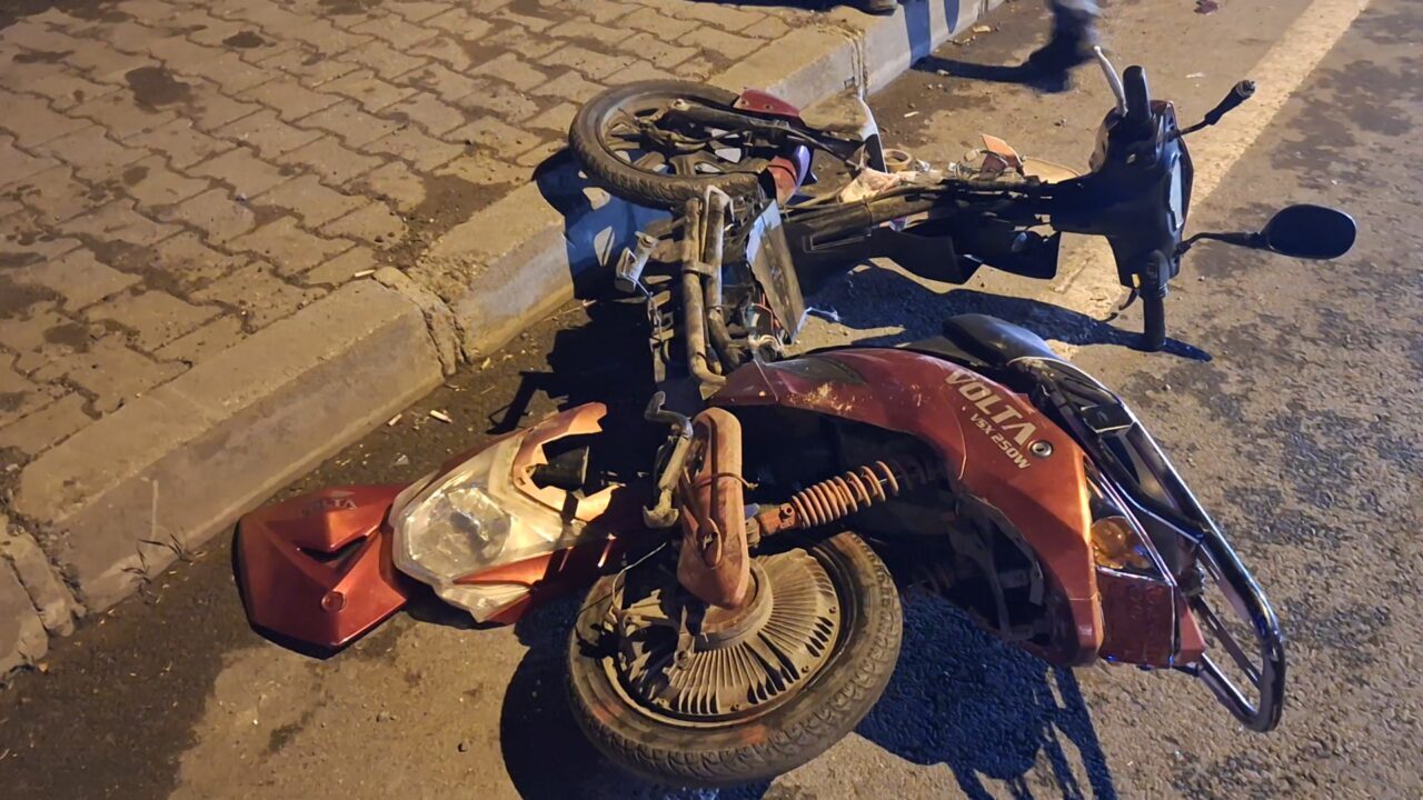 Samsun'un Bafra ilçesinde otomobilin çarptığı elektrikli bisikletteki 2 çocuk yaralandı.