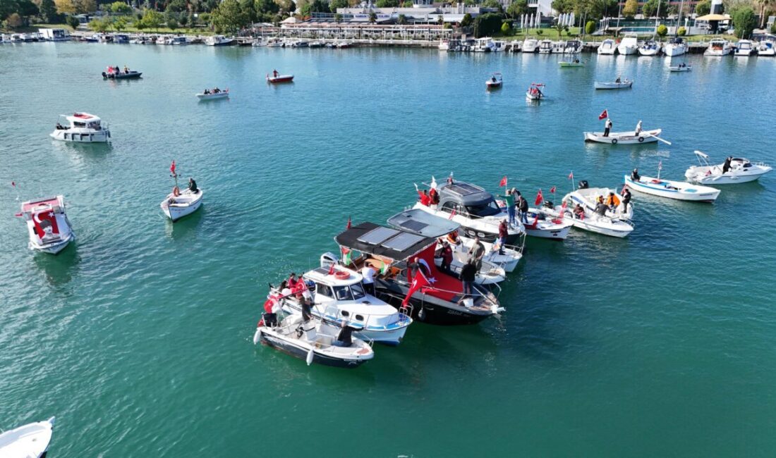 Cumhuriyet'in kuruluşunun 102. yılı dolayısıyla Samsun'da teknelerle denizde ay yıldız