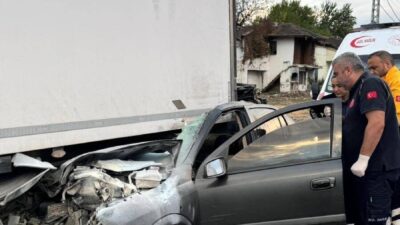  Samsun'un Kavak ilçesinde tıra arkadan çarpan otomobilin sürücüsü yaşamını yitirdi.