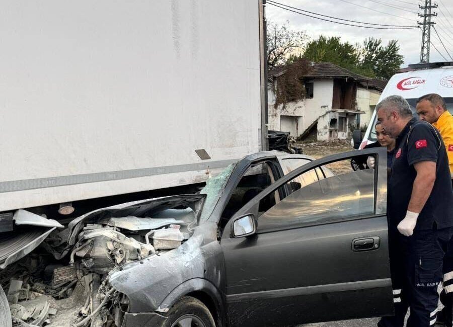  Samsun'un Kavak ilçesinde tıra arkadan çarpan otomobilin sürücüsü yaşamını yitirdi.