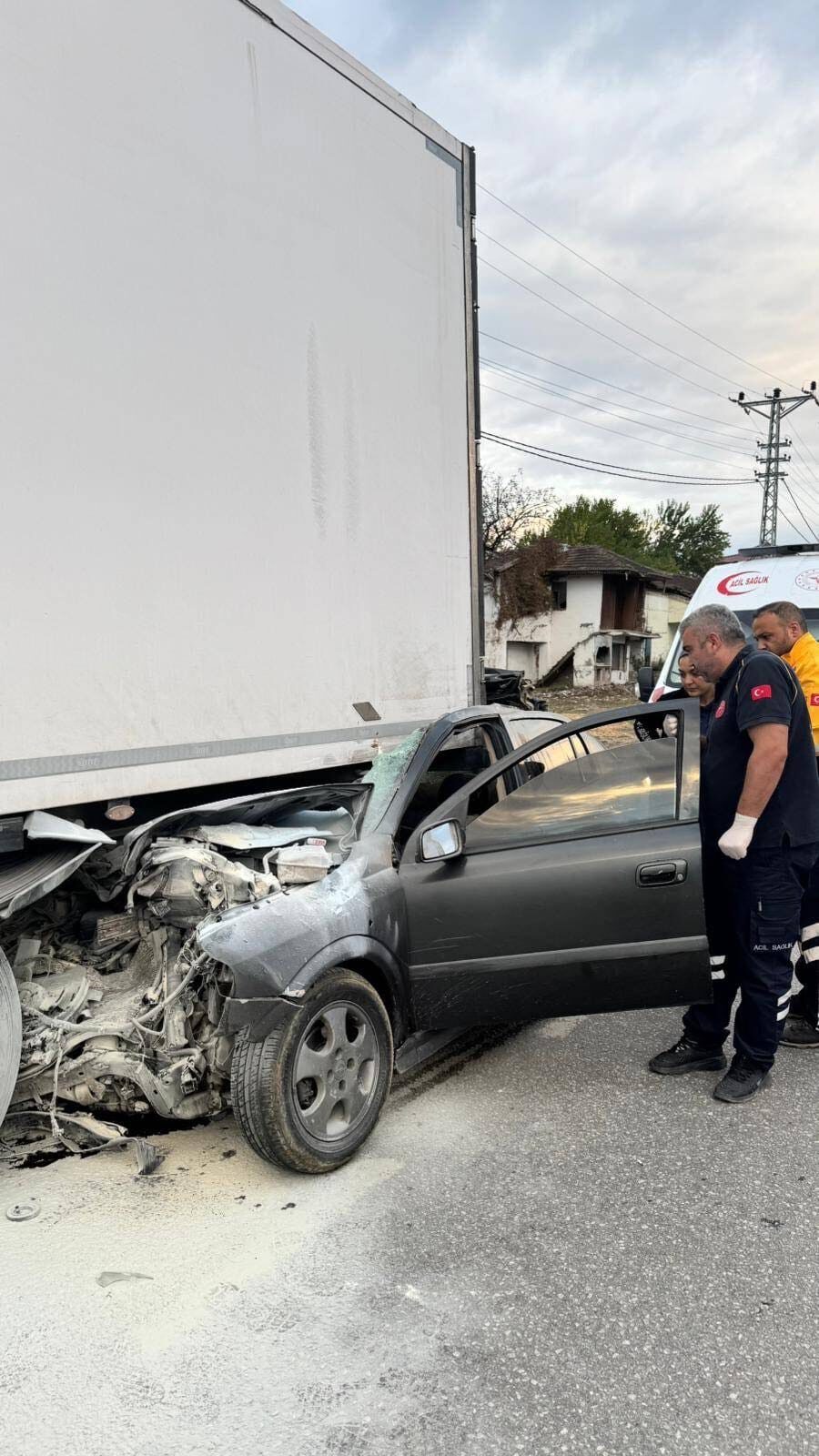  Samsun'un Kavak ilçesinde tıra arkadan çarpan otomobilin sürücüsü yaşamını yitirdi.