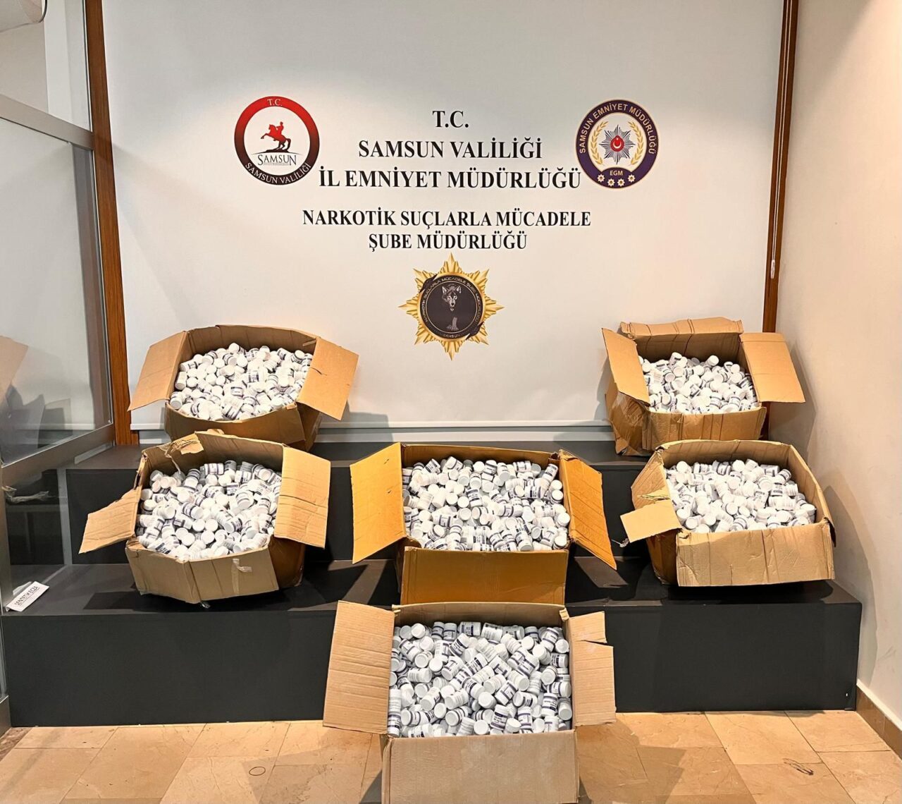 Samsun'un İlkadım ilçesinde düzenlenen uyuşturucu operasyonunda tıra gizlenmiş 153 bin