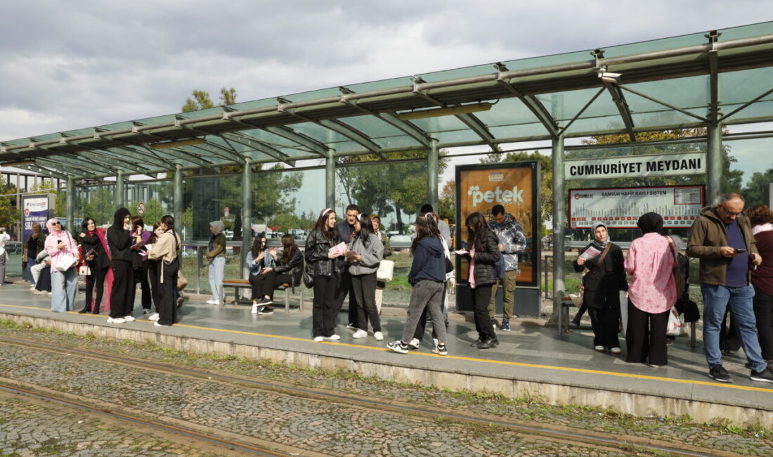 Samsun'da Meme Kanseri Farkındalık Ayı kapsamında tramvayda kadın yolculara bilgilendirme