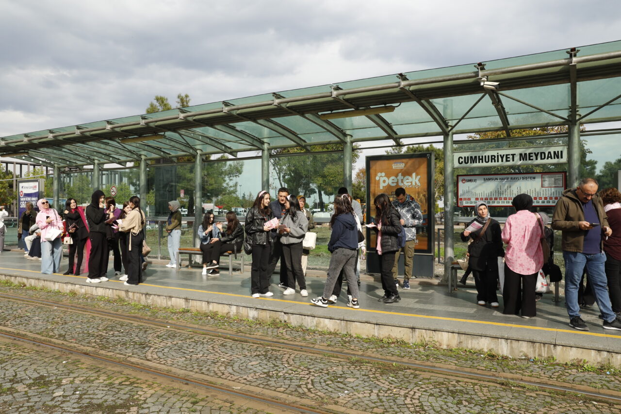Samsun'da Meme Kanseri Farkındalık Ayı kapsamında tramvayda kadın yolculara bilgilendirme