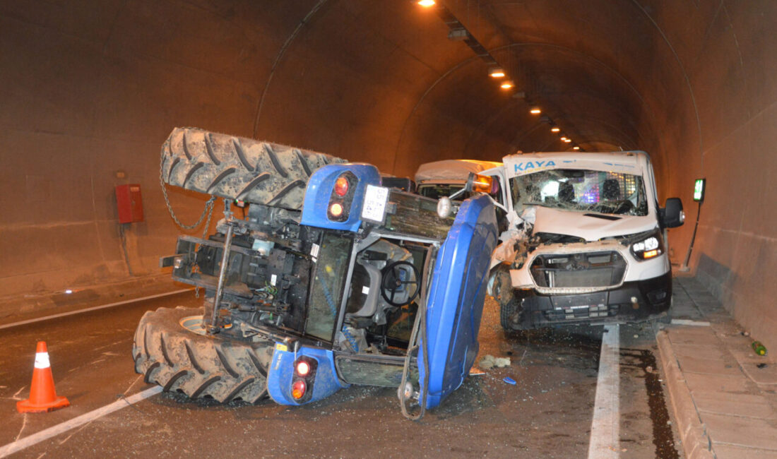 Samsun'un Havza ilçesinde tünel içinde kamyonet ile traktörün çarpışması sonucu